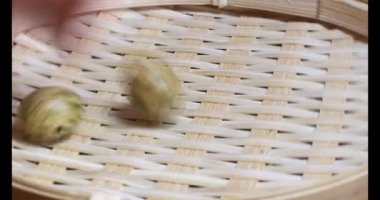 Tabakta kızarmış fıstık.