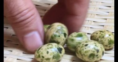 Tabakta kızarmış fıstık.