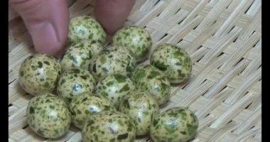 Tabakta kızarmış fıstık.