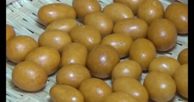 Tabakta kızarmış fıstık.