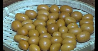 Tabakta kızarmış fıstık.