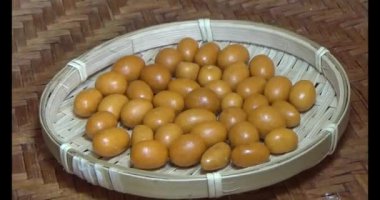 Tabakta kızarmış fıstık.