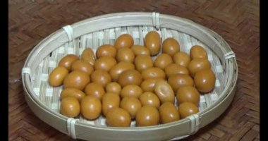 Tabakta kızarmış fıstık.