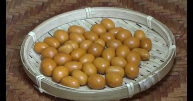 Tabakta kızarmış fıstık.