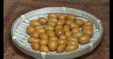 Tabakta kızarmış fıstık.