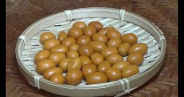 Tabakta kızarmış fıstık.