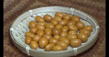 Tabakta kızarmış fıstık.