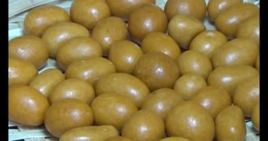 Tabakta kızarmış fıstık.