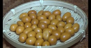 Tabakta kızarmış fıstık.