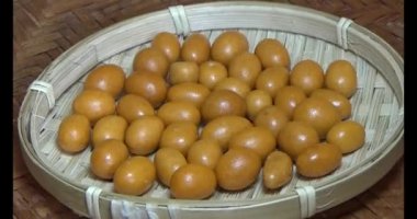 Tabakta kızarmış fıstık.