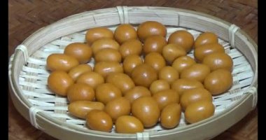 Tabakta kızarmış fıstık.