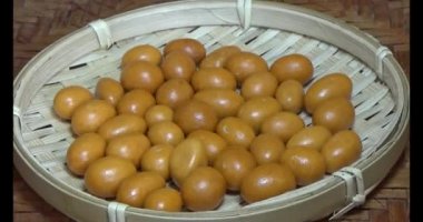 Tabakta kızarmış fıstık.