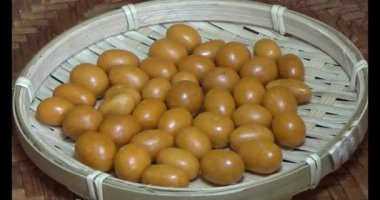 Tabakta kızarmış fıstık.