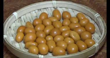 Tabakta kızarmış fıstık.