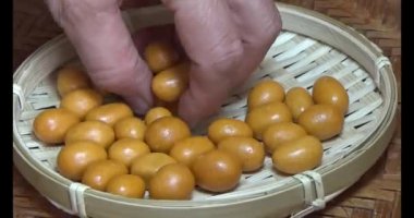 Tabakta kızarmış fıstık.