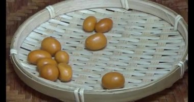 Tabakta kızarmış fıstık.