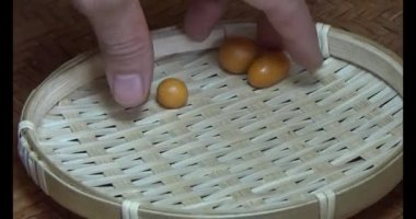 Tabakta kızarmış fıstık.