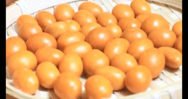 Tabakta kızarmış fıstık.