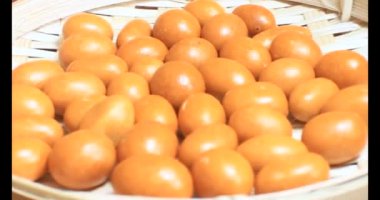 Tabakta kızarmış fıstık.