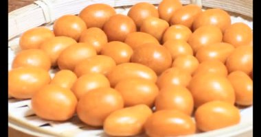 Tabakta kızarmış fıstık.