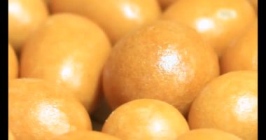 Tabakta kızarmış fıstık.