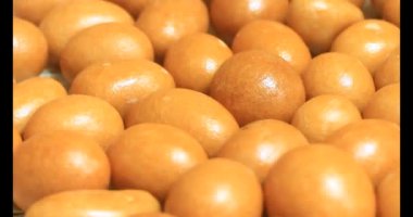 Tabakta kızarmış fıstık.