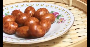 Tabakta kızarmış fıstık.