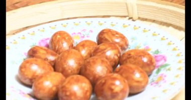 Tabakta kızarmış fıstık.