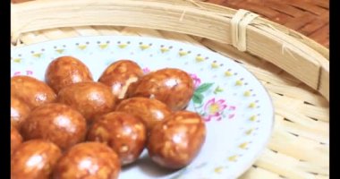 Tabakta kızarmış fıstık.