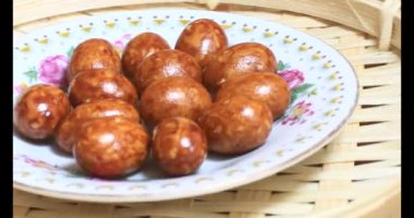 Tabakta kızarmış fıstık.