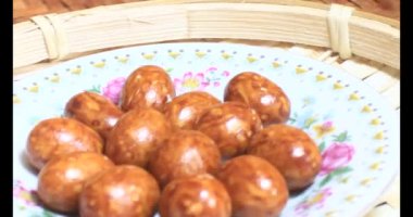 Tabakta kızarmış fıstık.