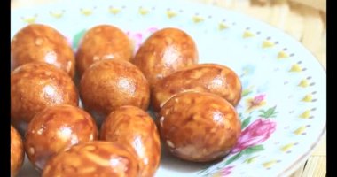 Tabakta kızarmış fıstık.