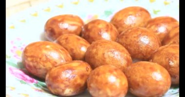 Tabakta kızarmış fıstık.