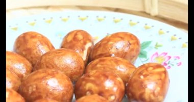 Tabakta kızarmış fıstık.