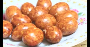 Tabakta kızarmış fıstık.