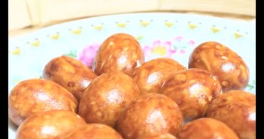 Tabakta kızarmış fıstık.