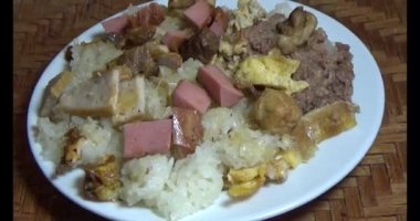 Yapışkan pirinç ve tabakta et