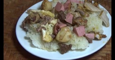 Yapışkan pirinç ve tabakta et