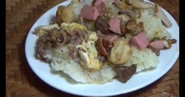 Yapışkan pirinç ve tabakta et