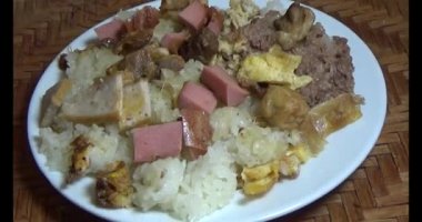 Yapışkan pirinç ve tabakta et