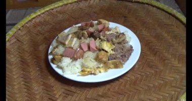 Yapışkan pirinç ve tabakta et