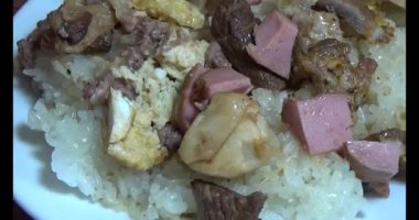 Yapışkan pirinç ve tabakta et