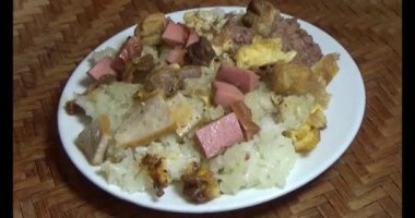 Yapışkan pirinç ve tabakta et