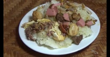 Yapışkan pirinç ve tabakta et