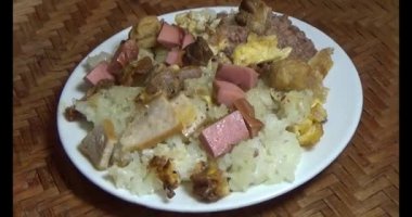 Yapışkan pirinç ve tabakta et