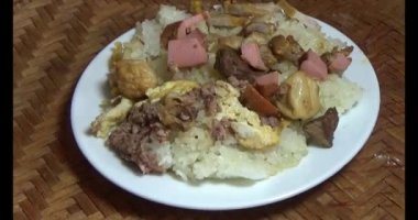 Yapışkan pirinç ve tabakta et