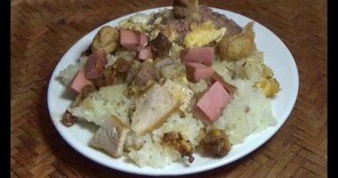 Yapışkan pirinç ve tabakta et