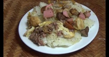 Yapışkan pirinç ve tabakta et