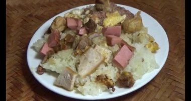 Yapışkan pirinç ve tabakta et