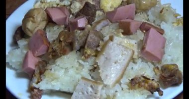 Yapışkan pirinç ve tabakta et